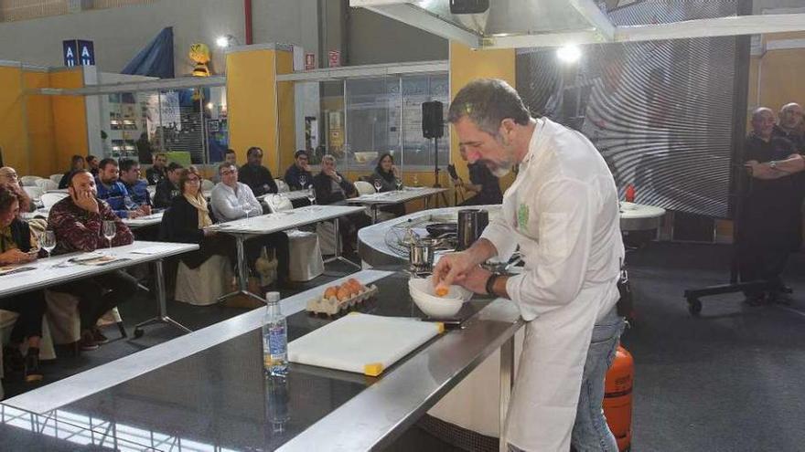 Pepe Solla enseñó ayer a cocer un huevo manteniendo la textura perfecta de la yema. // Iñaki Osorio