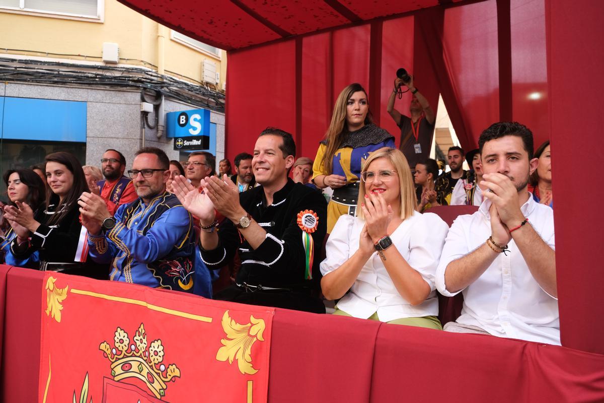 El alcalde, Rubén Alfaro, durante uno de los desfiles de Moros y Cristianos de la ciudad.