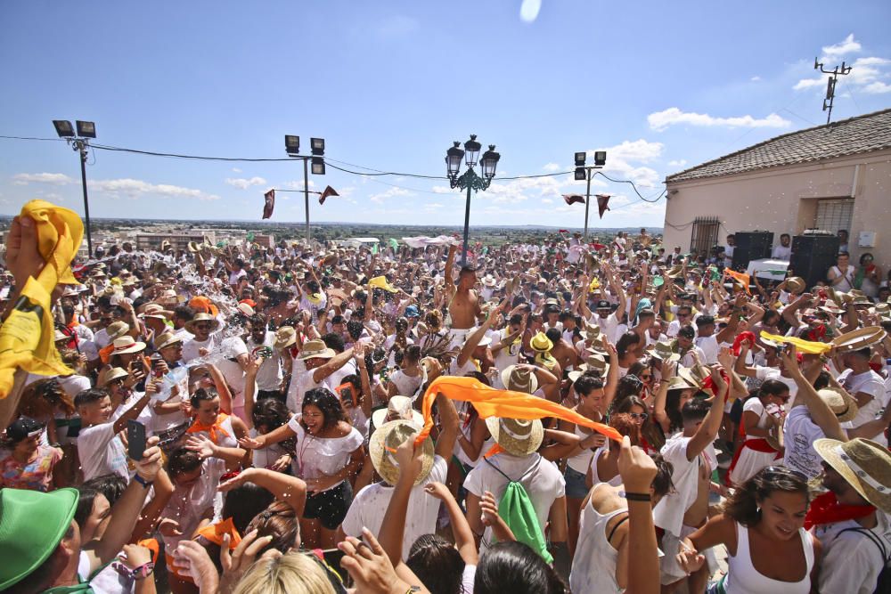 La ermita de San Roque congrega a decenas de personas para comenzar los festejos patronales y de Moros y Cristianos