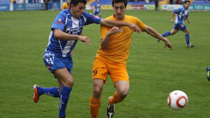 Paco Esteban y Dídac, ayer, luchan por un balón durante el partido disputado en El Collao.