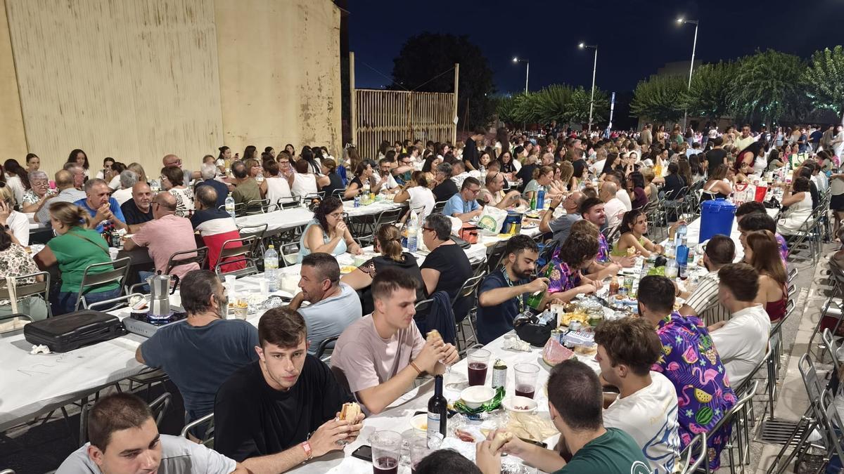 Cerca de 3.000 personas se concentraron en la zona de la bascula de l'Alcora para disfrutar del 'sopar de pa i porta'.