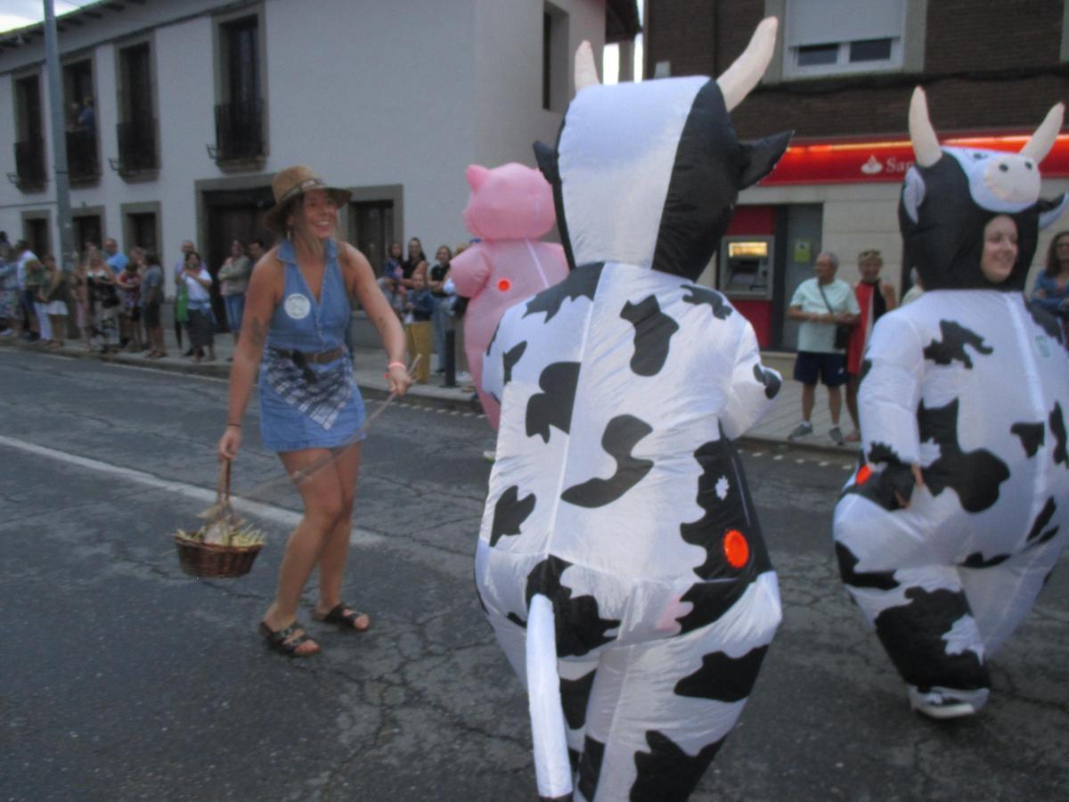 GALERÍA | Camarzana de Tera se despide de sus fiestas con el Desfile de Carrozas GALERÍA | Camarzana de Tera se despide de sus fiestas con el Desfile de Carrozas
