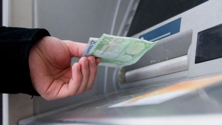 El gest al caixer que pot posar les teves dades en mans d’estafadors