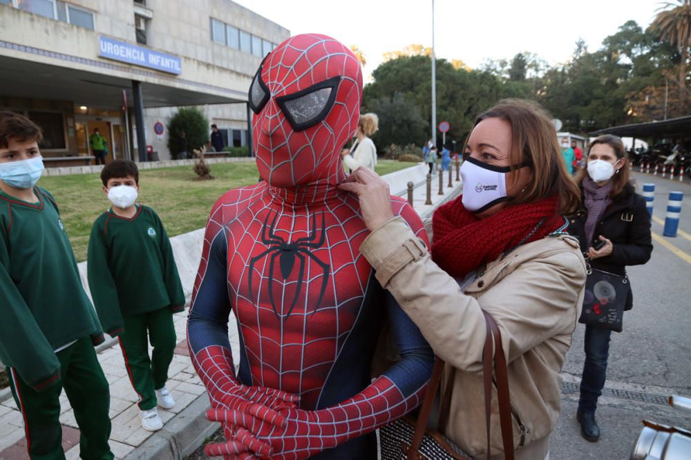 El Materno Infantil recibe la visita sorpresa de Spiderman