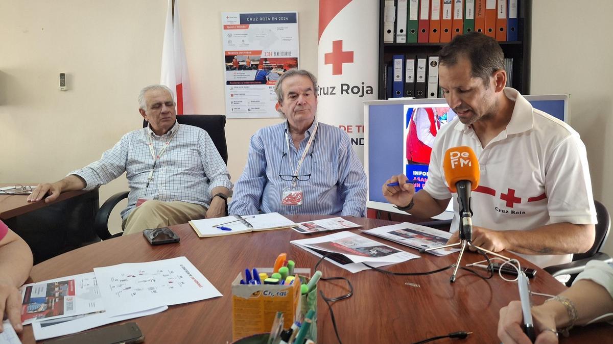 El president de la Creu Roja de Dénia, Enrique Martínez; el responsable de comunicació, Juan Moro, i el director tècnic, Pablo Valero