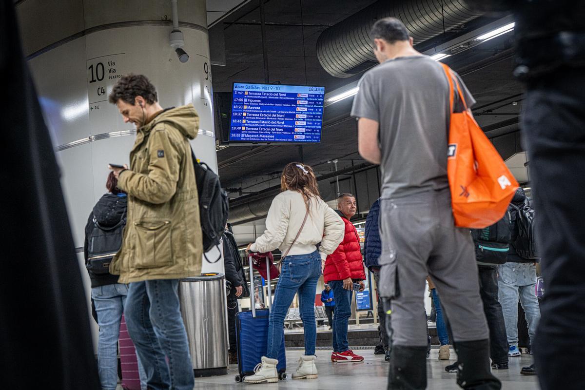 Ambiente esta tarde en la estación de  Sants de Barcelona. Trenes saturados y retrasos, tras el temporal