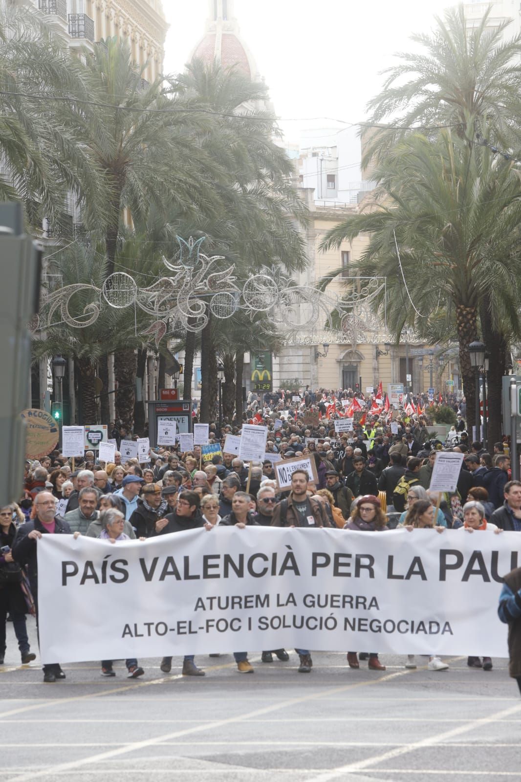 Cientos de valencianos claman por la paz en Ucrania