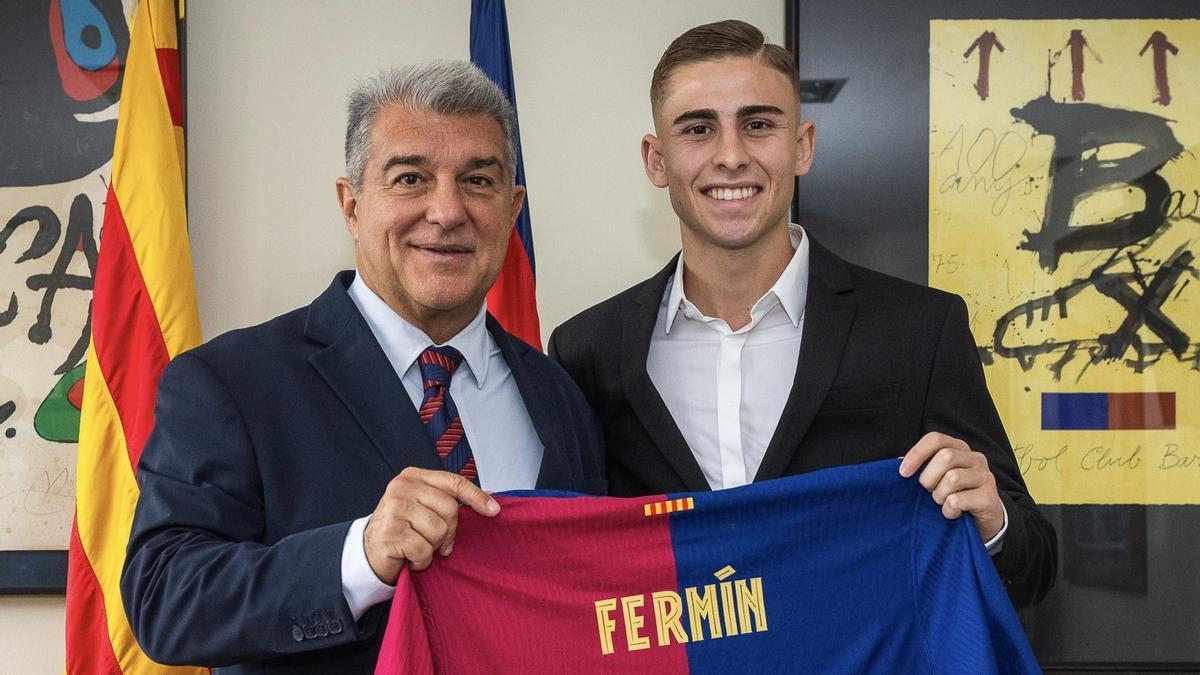 Joan Laporta, presidente del Barça, con el centrocampista Fermín tras firmar su última renovación.