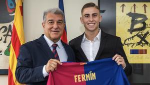 Joan Laporta, presidente del Barça, con el centrocampista Fermín tras firmar su última renovación.