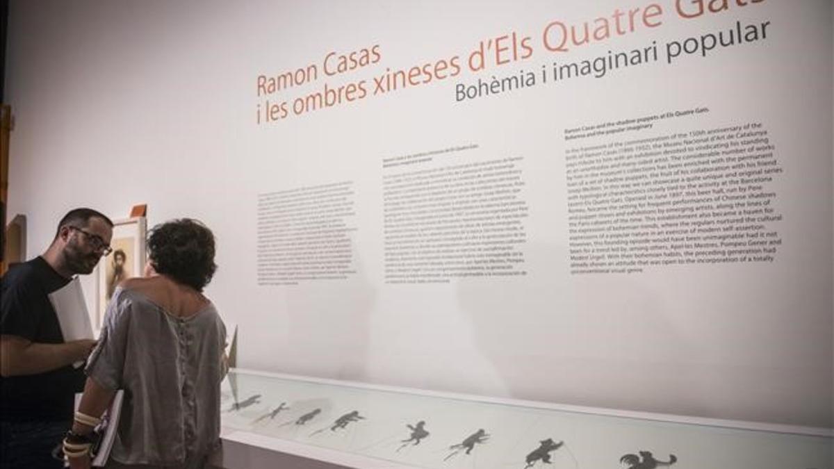 La vitrina con las sombras chinescas de Casas, en la exposición del MNAC.