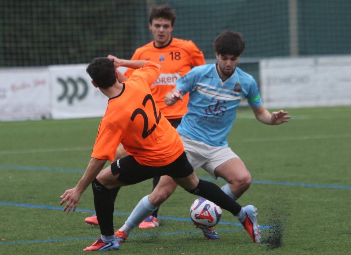 Una disputa del balón, ayer, en el campo Iago Aspas Juncal. | SANTOS ÁLVAREZ