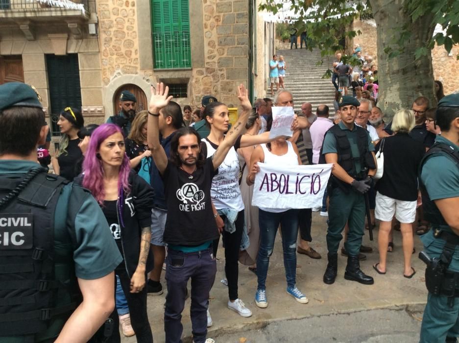 Protesta animalista contra el correbou de Fornalutx