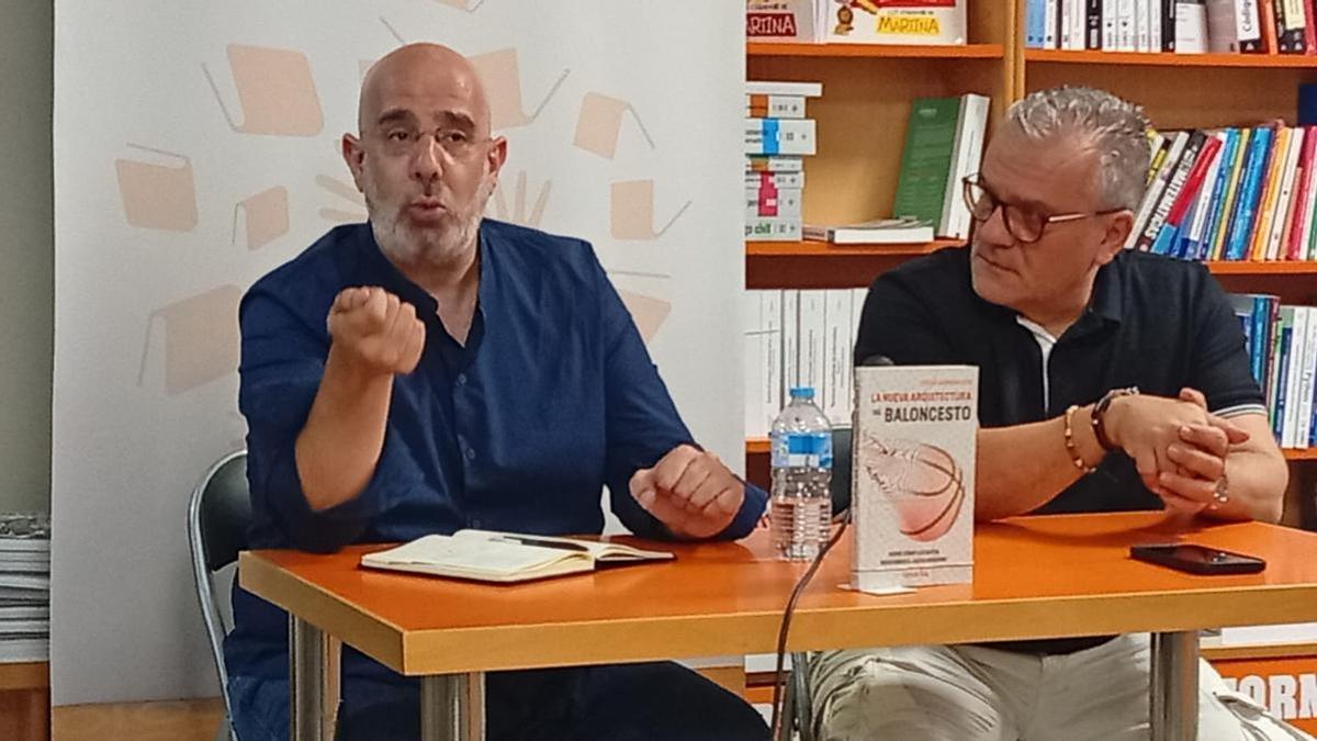 Óscar Garrido presenta en Córdoba, junto a Rafa Gomáriz, un libro sobre el baloncesto del dato, el proceso y la decisión