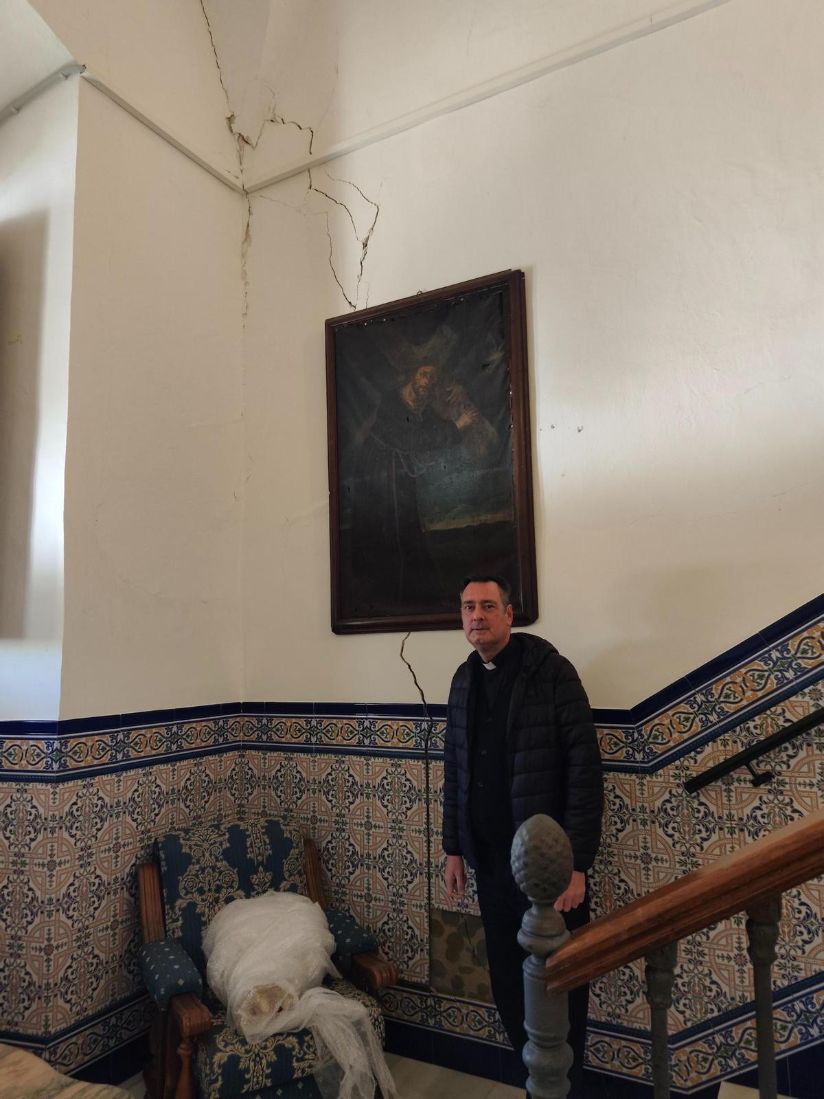 El párroco, Fernando Martín, muestra algunos de los daños del inmueble.