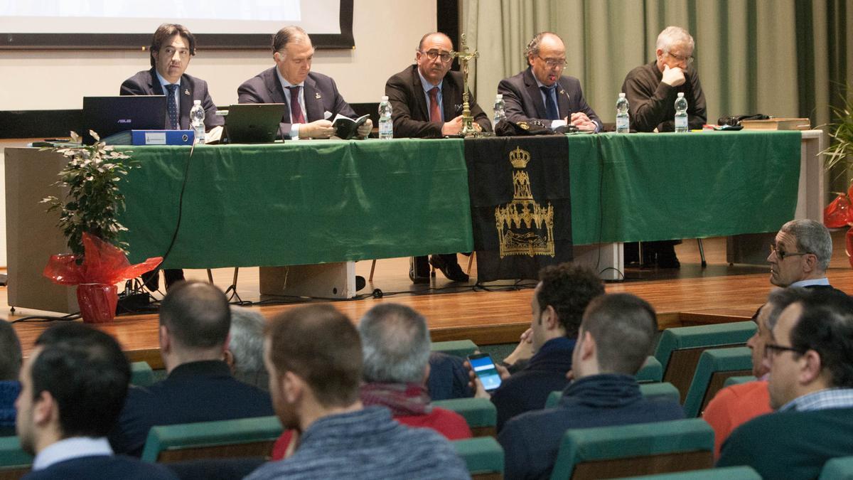 Una asamblea de la Real Cofradía del Santo Entierro, presidida por Graciliano Hernández