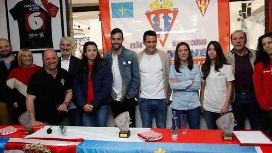 Los jugadores Isma López y Guitián, en la fiesta de la peña Los Escalones