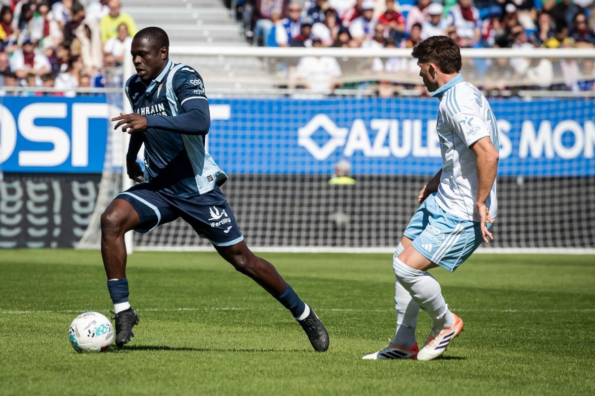 Fomeyem conduce el esférico durante un lance del encuentro.