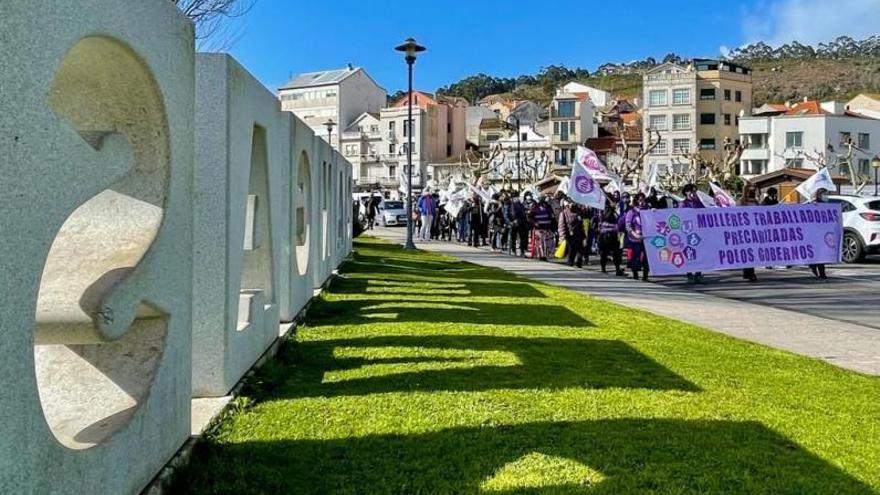 Manifestación de la CIG por el centro de Cangas, ayer por la mañana.   |  G.NÚÑEZ