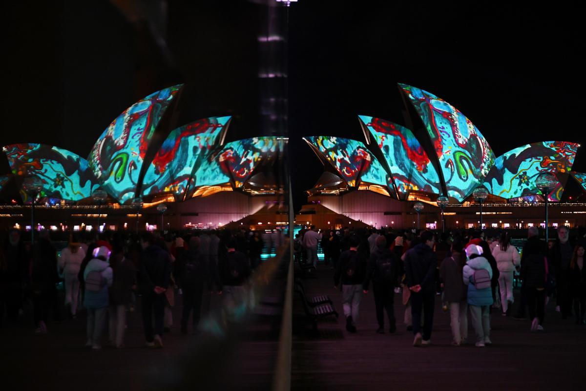 Un festival de luces tiñe de color los edificios icónicos de Sídney