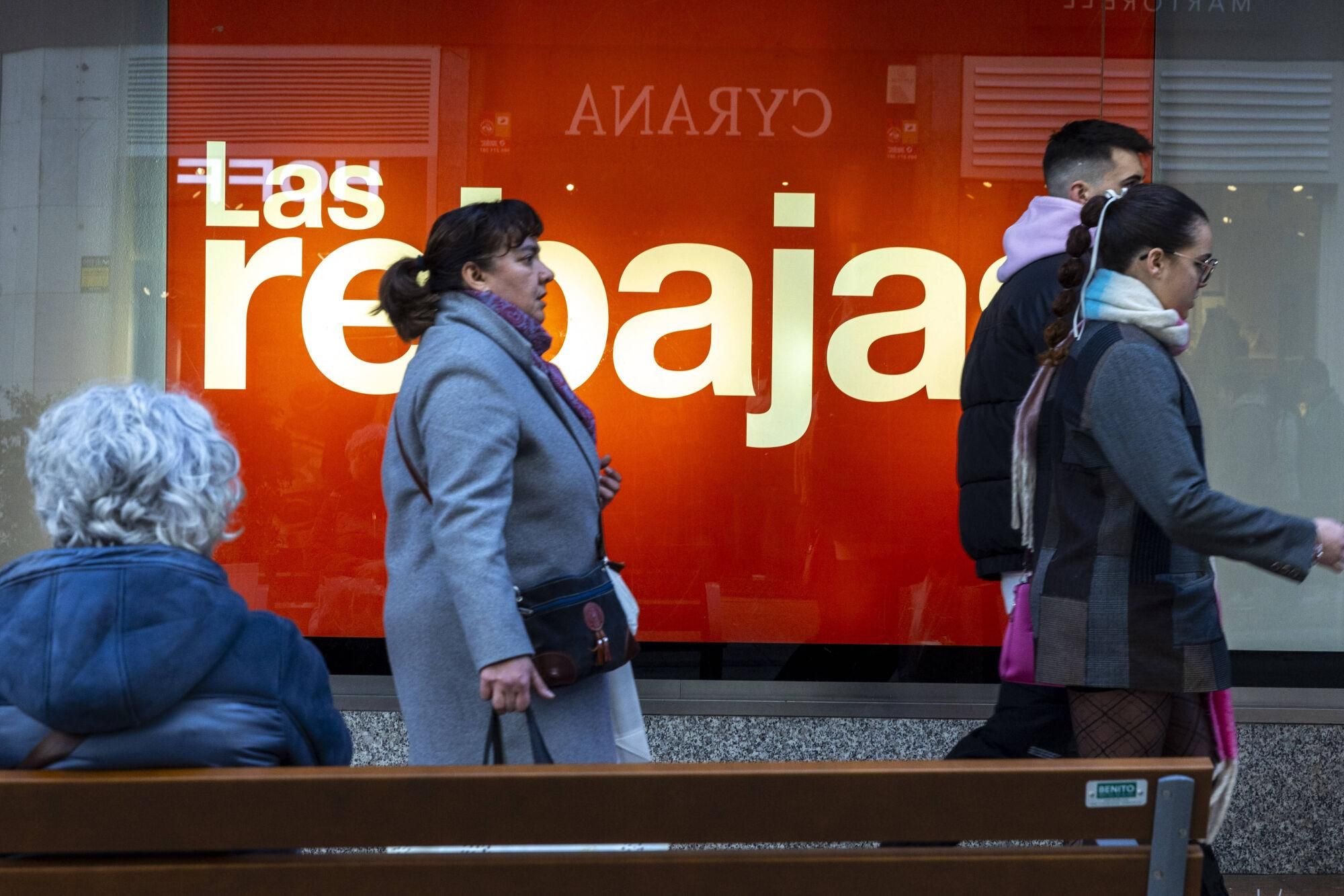EN IMÁGENES: El  tiempo gélido anima las rebajas en Oviedo