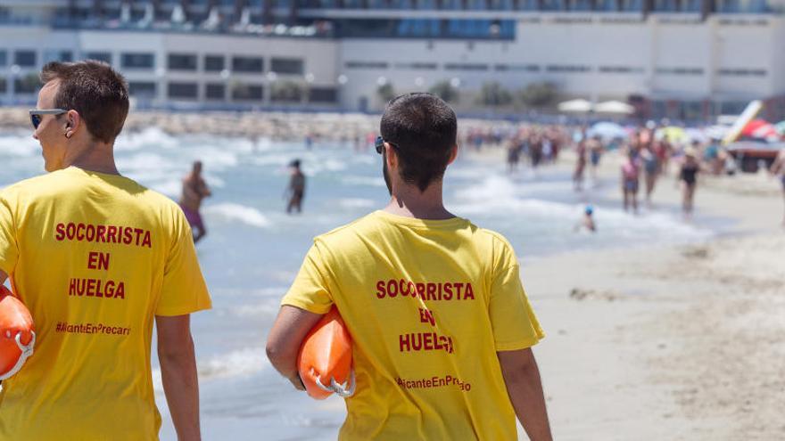 Socorristas en la playa del Postiguet durante la huelga que tuvo lugar el pasado mes de junio