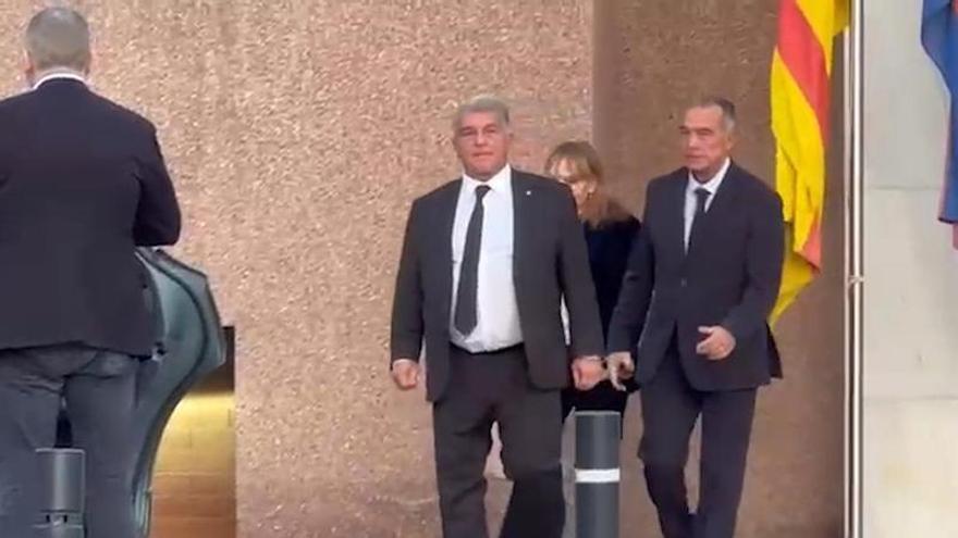 Laporta abandona el Camp Nou entre protestas de trabajadores despedidos por Limak