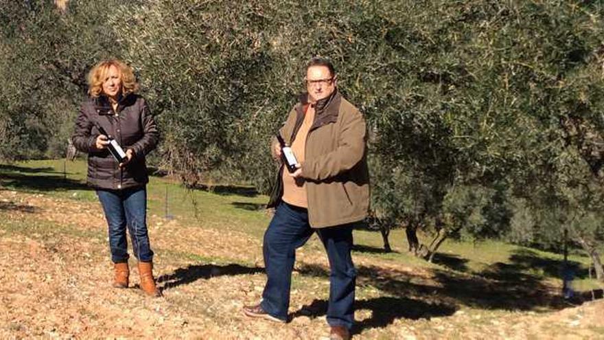 La gerente de la empresa, Cristina García, junto con su marido, Cristóbal Naranjo en la Finca Viñas Viejas.