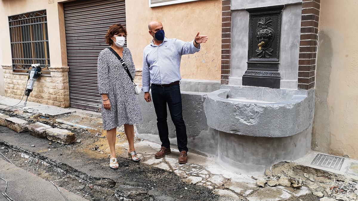 El concejal de Patrimonio, Javier Ferreres y la concejal de Cultura, Maria Cruces visitan las obras de remodelación de las fuente de Béssols.