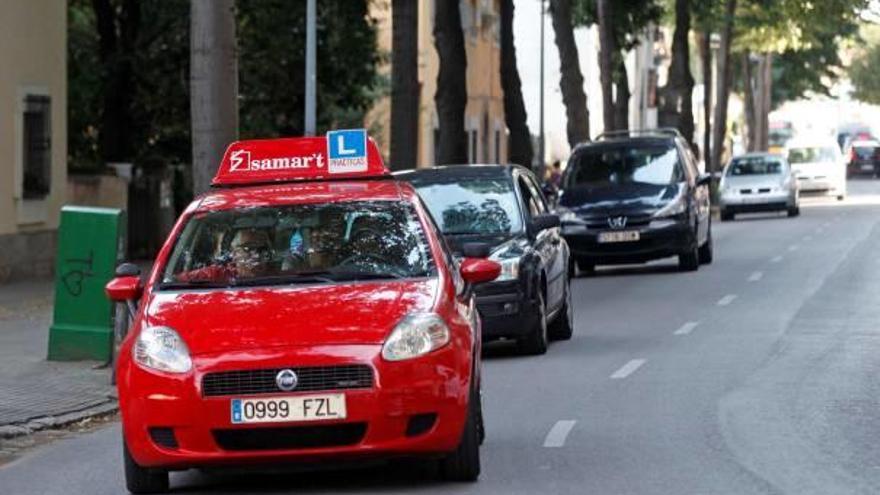 Un cotxe d&#039;autoescola per Girona en una imatge d&#039;arxiu.