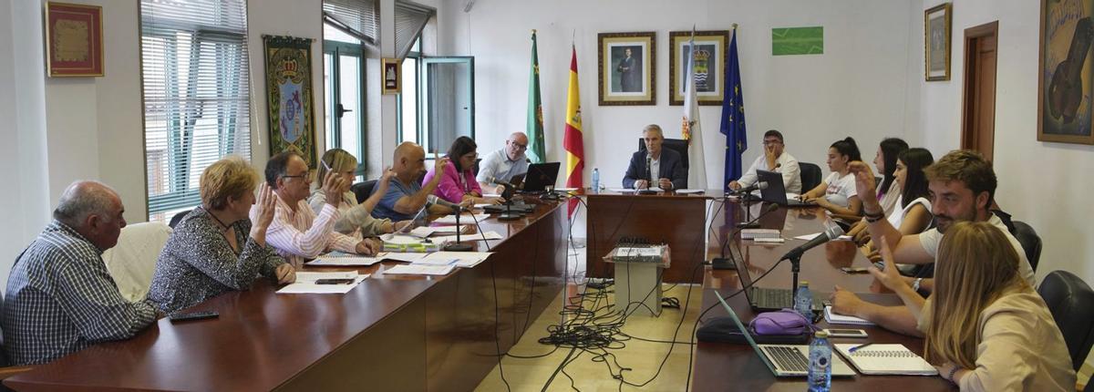 La oposición de Vila de Cruces vota durante un pleno. |  Bernabé