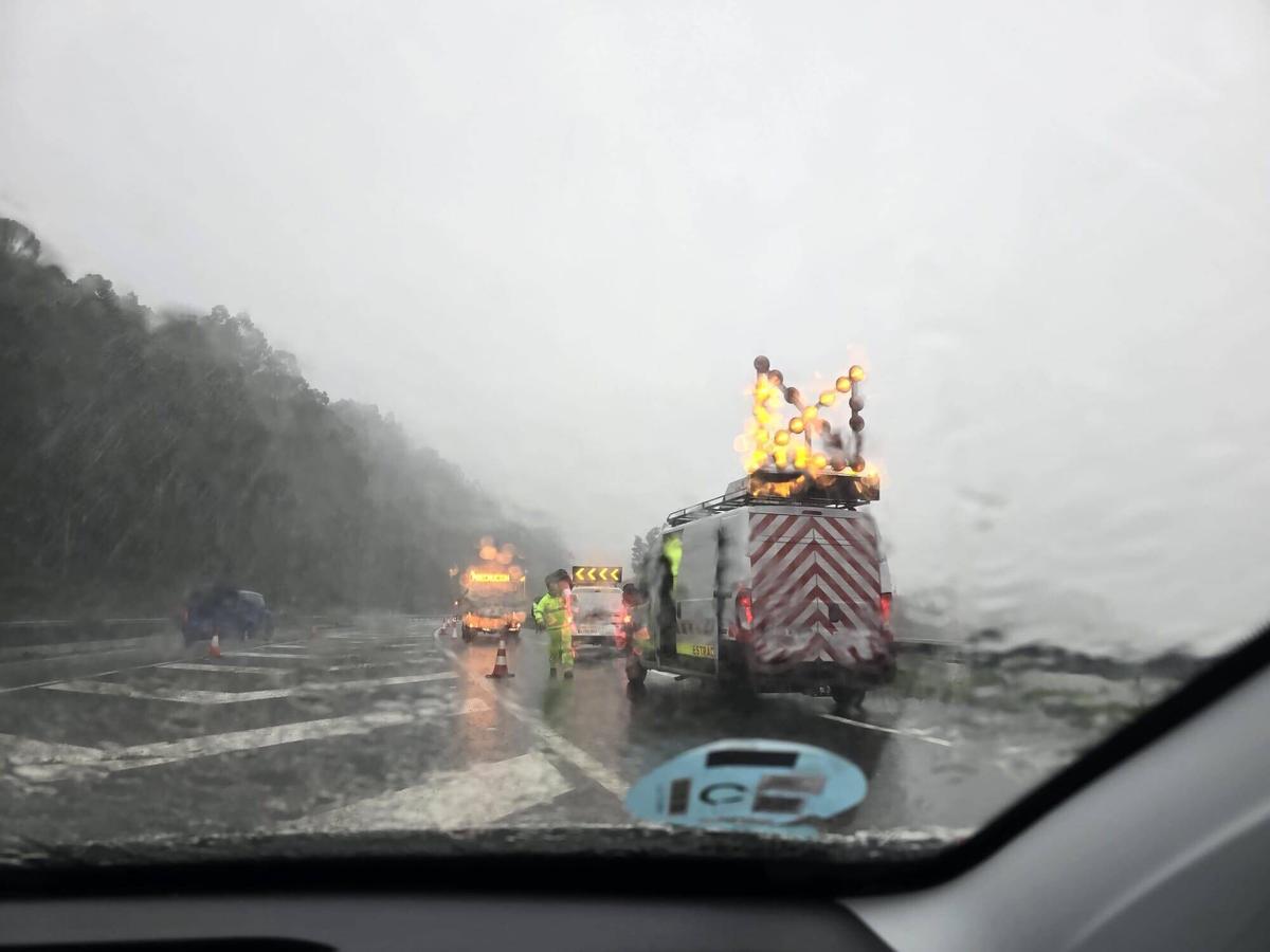 Un desprendimiento en la Autovía do Morrazo sepulta una vivienda en Moaña y deja un vecino herido