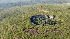 El Parque Nacional de la Serranía del Chiribiquete surge de improviso en este vasto y frondoso paisaje extendido por el departamento del Caquetá, en Colombia.