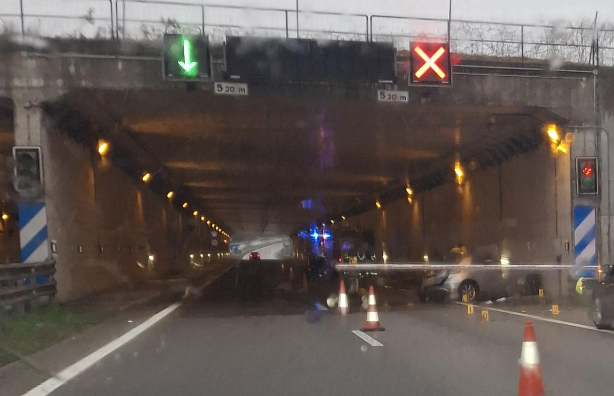 Imagen del suceso, en el túnel del Foristo, con el coche accidentado, a la derecha.