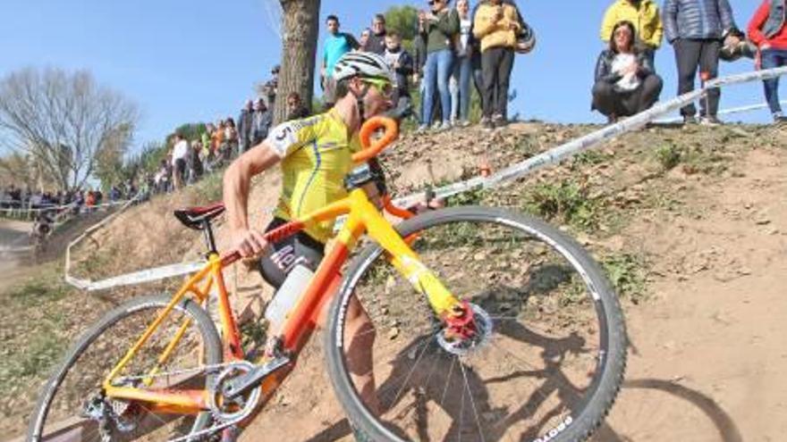 El vencedor Gerard Álvarez en una de les zones complicades del circuit dissenyat per l&#039;Esport Ciclista Manresà