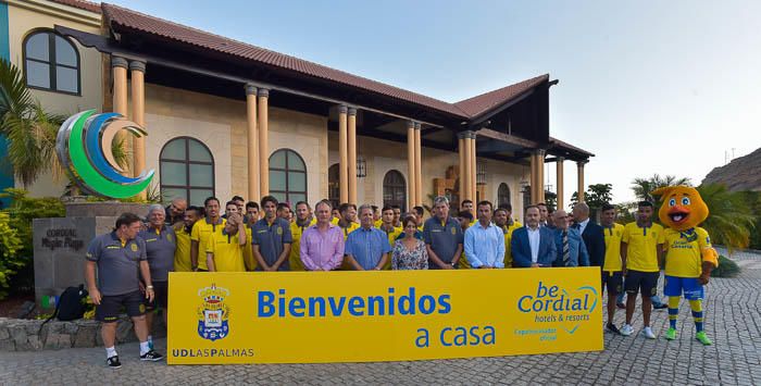 Llegada de la Unión Deportiva Las Palmas al ...