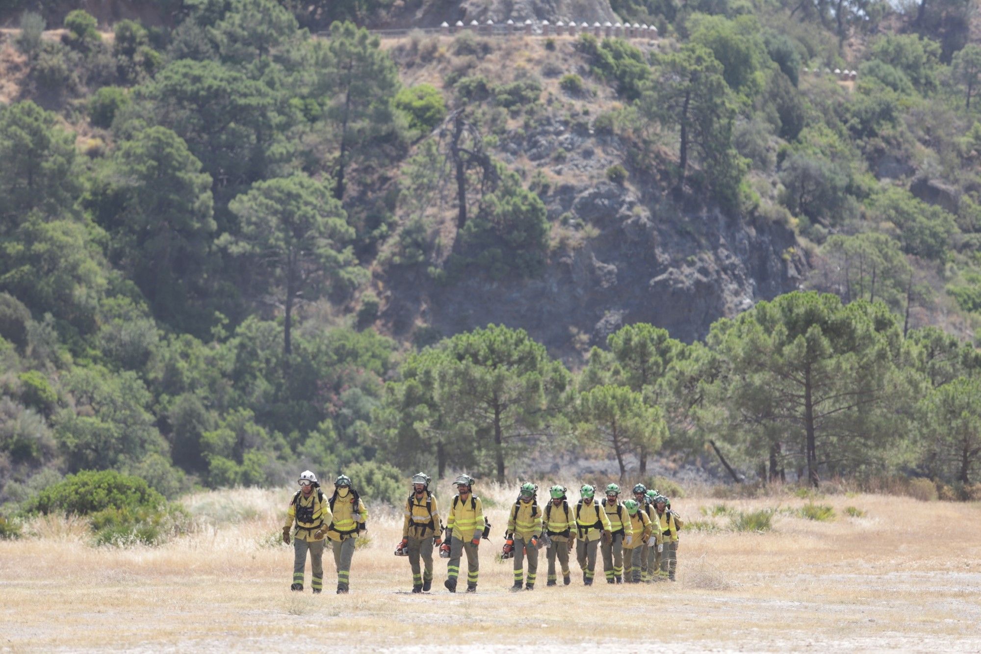 Un millar de efectivos trabajan para controlar el fuego de Sierra Bermeja