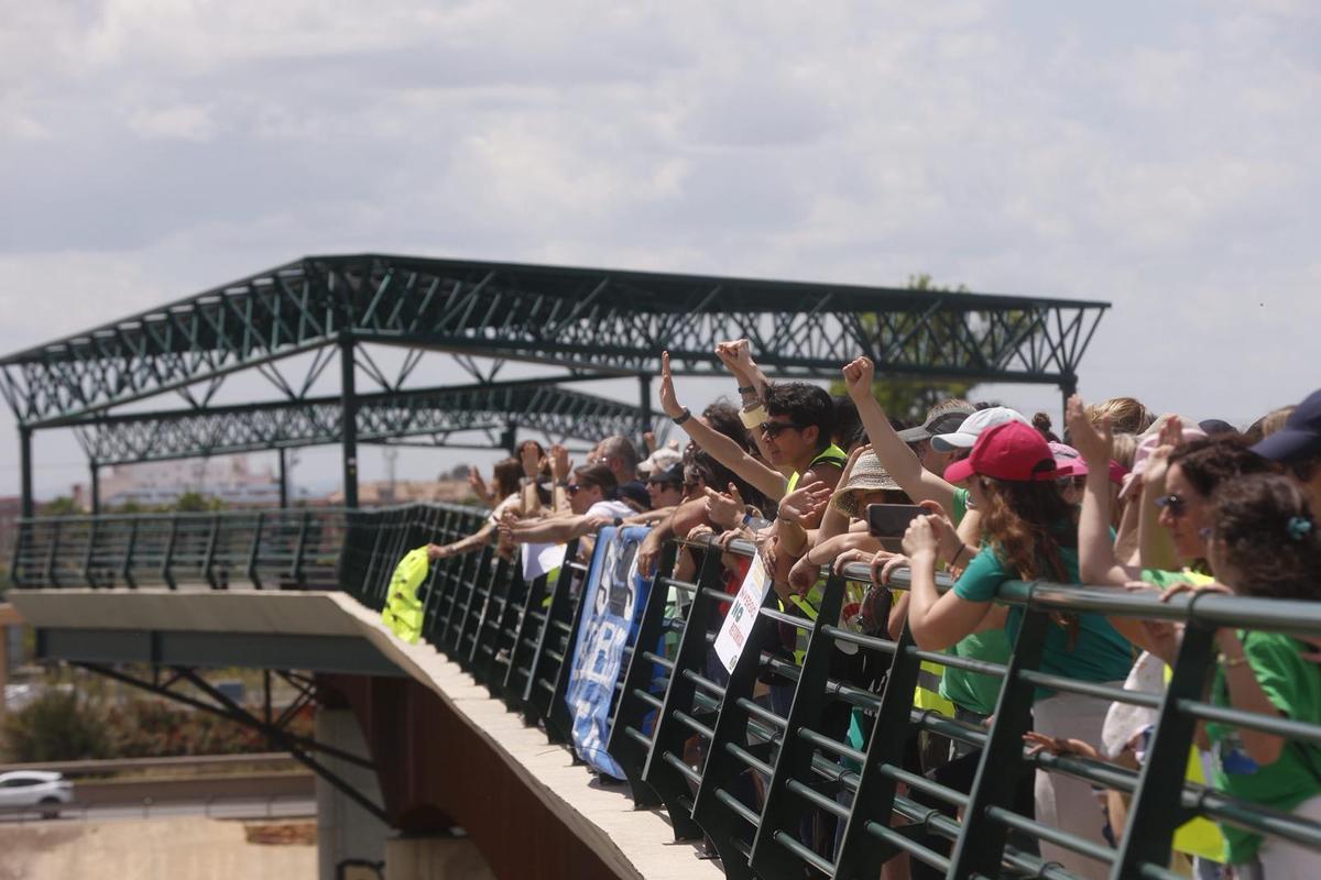 Una pancarta en defensa de la huelga educativa ya cuelga desde el Puente de la Solidaridad Una pancarta en defensa de la huelga educativa ya cuelga desde el Puente de la Solidaridad