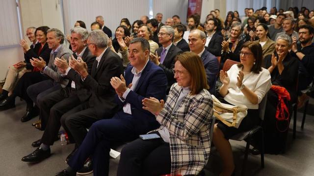 Autoridades, patrocinadores y representantes del sector aplauden, ayer, a los premiados. |  FdV