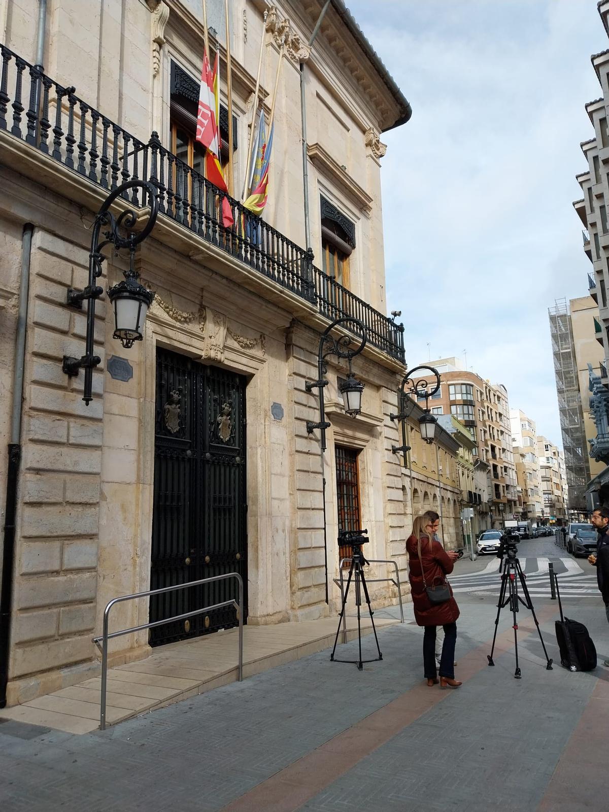 Las banderas ondean a media asta en el ayuntamiento de Sueca