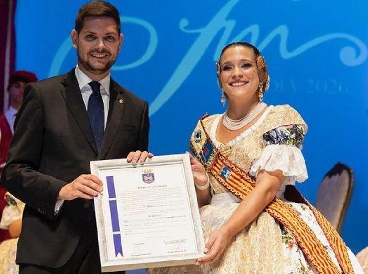 L’ALCALDE JOSÉ MANUEL PRIETO LLIURA EL DIPLOMA ACREDITATIU DE LA CONCESIÓ DE L’ESCUT D’OR DE GANDIA A LA FALLERA MAJOR DE GANDIA DE 2026 MANUELA BORRULL GUILLEM