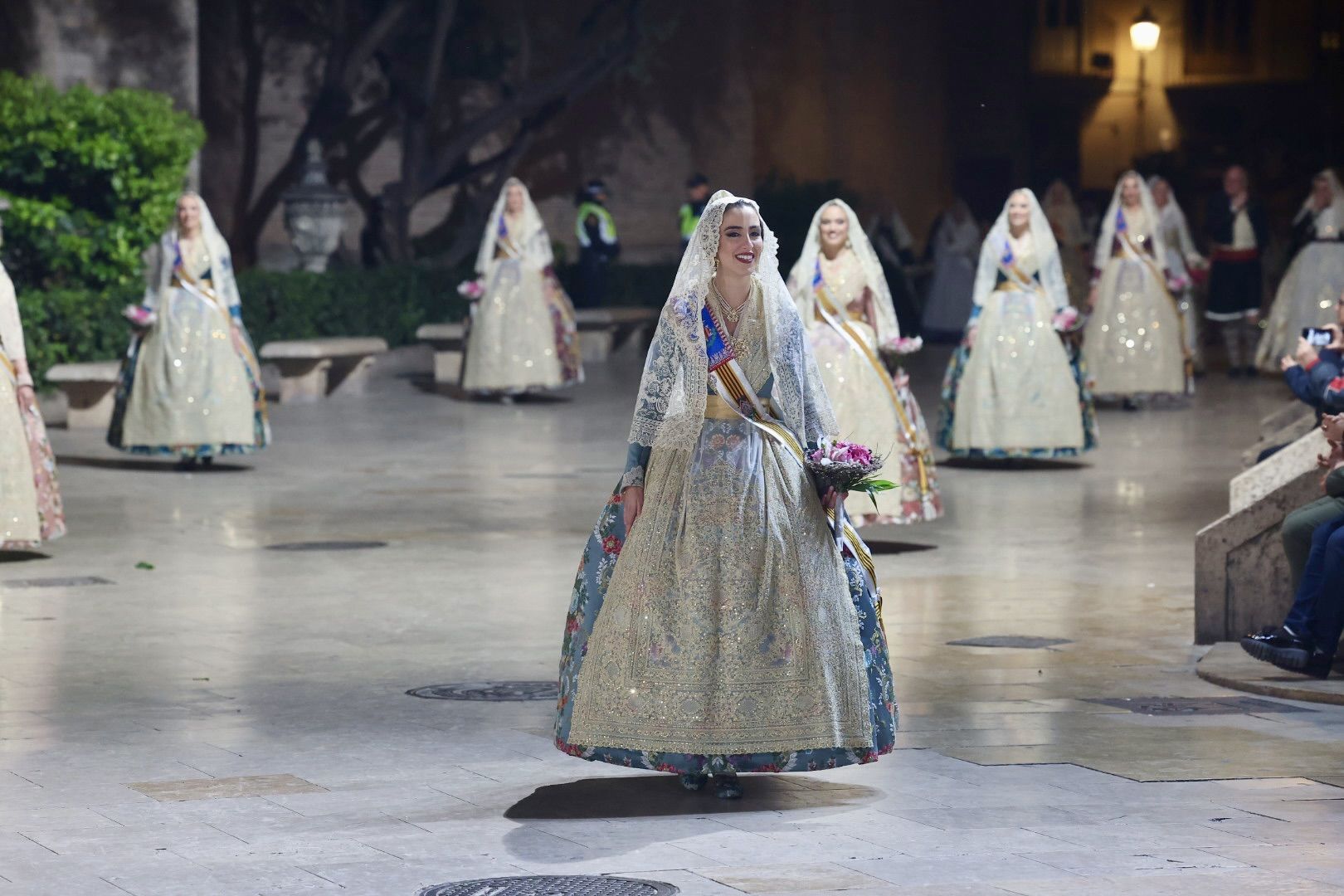 Laura Mengó y su corte coronan la ofrenda a la Virgen