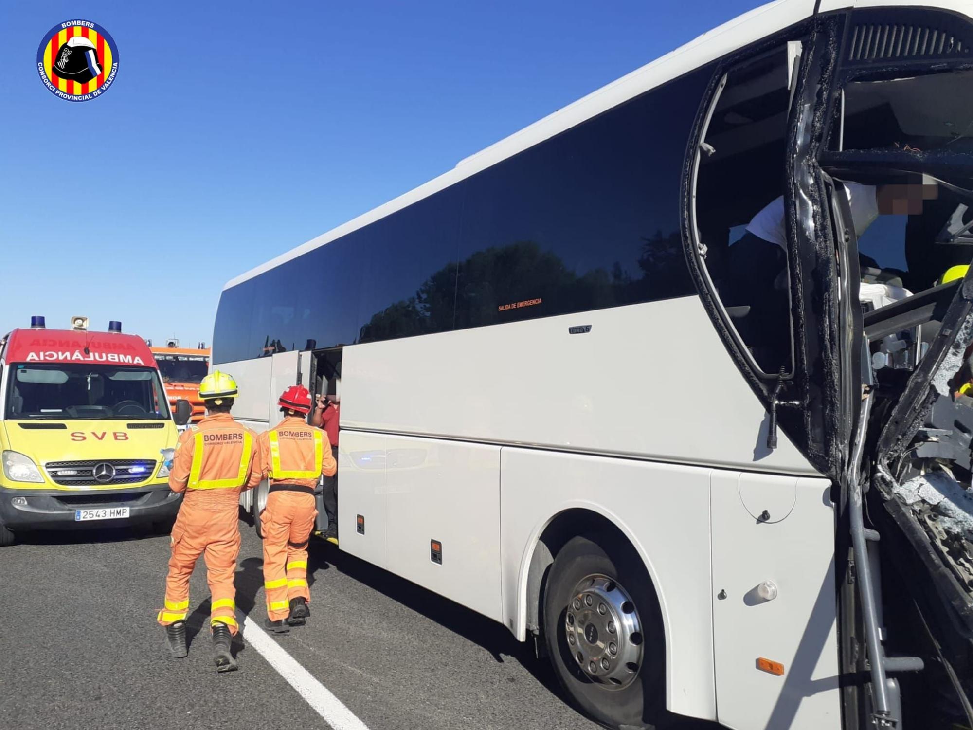 El accidente entre un autobús y un camión en la A-7, en imágenes