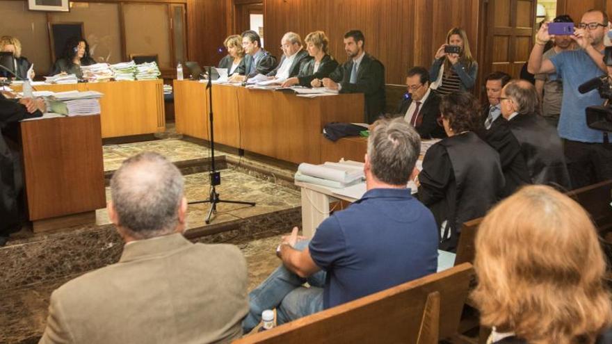 Los representantes legales de los acusados y de los denunciantes, en la primera sesión del juicio.