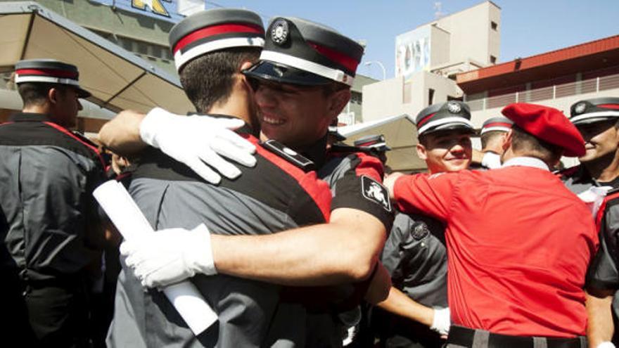 Varios agentes del Cuerpo General de la Policía Canaria, se abrazan tras ser presentados hoy en la Academia Canaria de Seguridad de Santa Cruz de Tenerife.