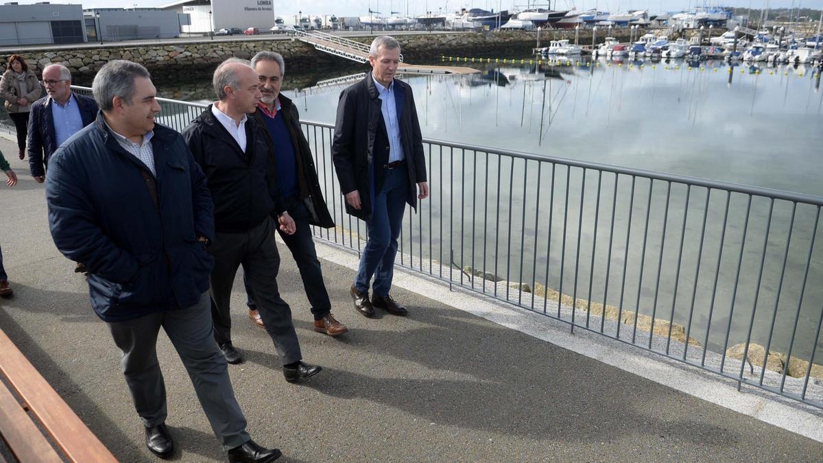 Gonzalo Durán y José Manuel Cores Tourís, en el centro de la imagen, durante un paseo por el puerto de Vilanova.