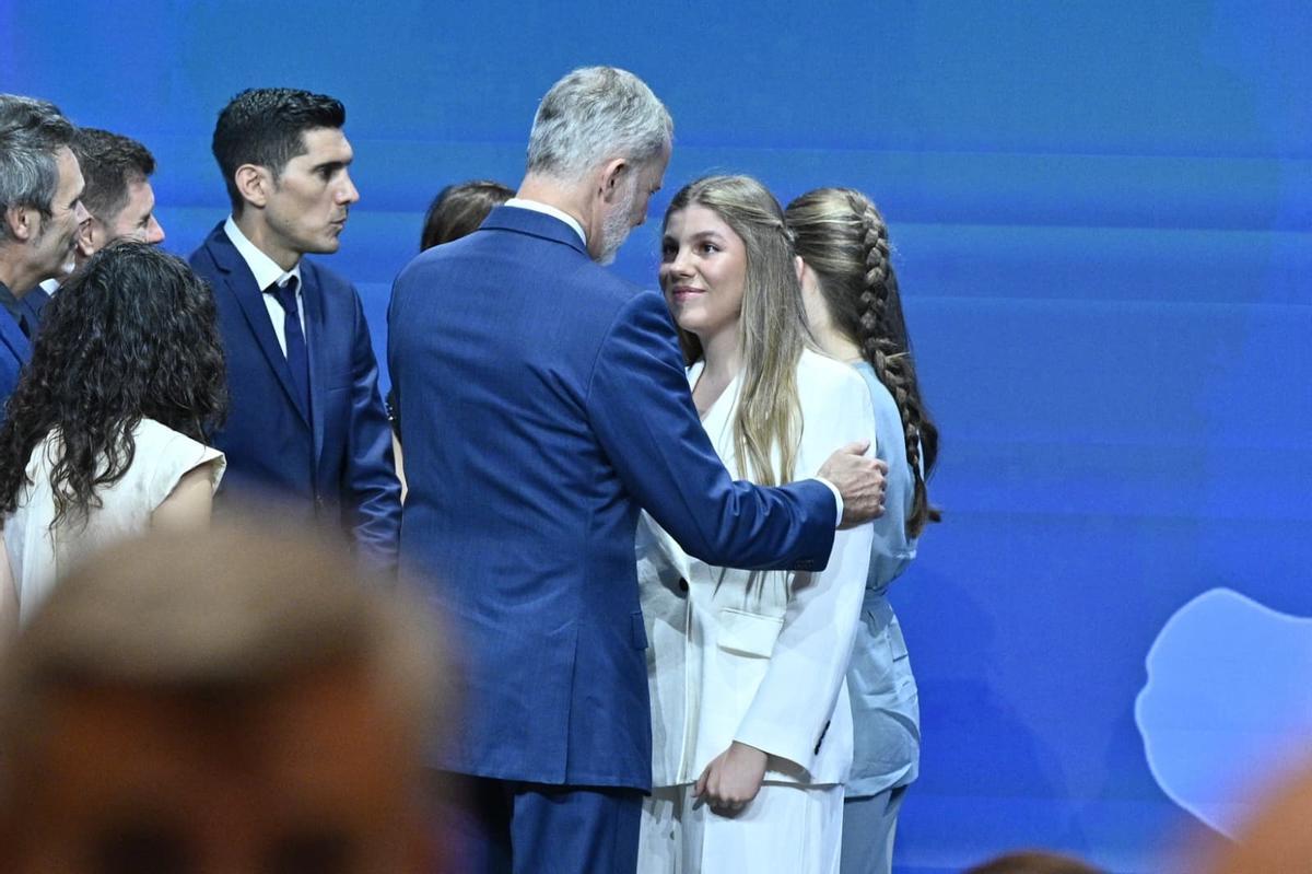 En imágenes | Los reyes Felipe VI y Letizia, junto a la princesa Leonor, arropan a la infanta Sofía en su primer discurso en solitario en Zaragoza En imágenes | Los reyes Felipe VI y Letizia, junto a la princesa Leonor, arropan a la infanta Sofía en su primer discurso en solitario en Zaragoza