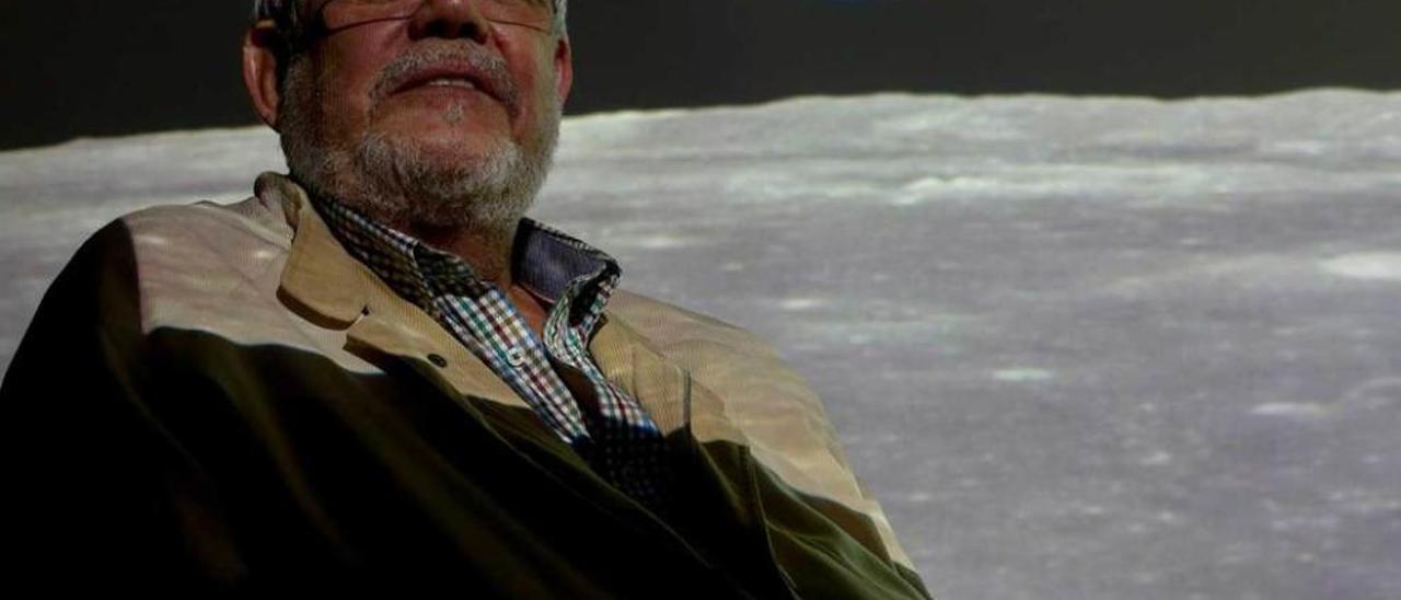 José Manuel Grandela, ayer, ante una imagen de la superficie de la Luna, con la Tierra al fondo, en el Centro de Servicios Universitarios de Avilés.