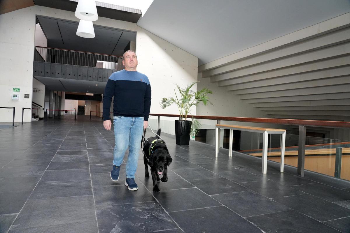 Vicente Galiana, presidente de Aspegui, con su perro guía en el Auditori de Castelló.