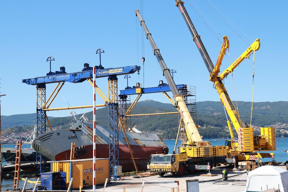 Vigo. Barco Pepe Barreiro escorado en la grada de astilleros JM Armada en Teis