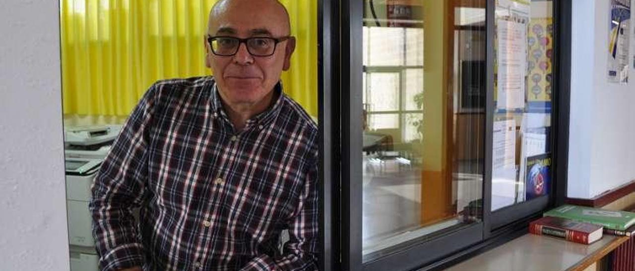 Manuel Queipo, en la conserjería, puesto que han ocupado durante 25 años.